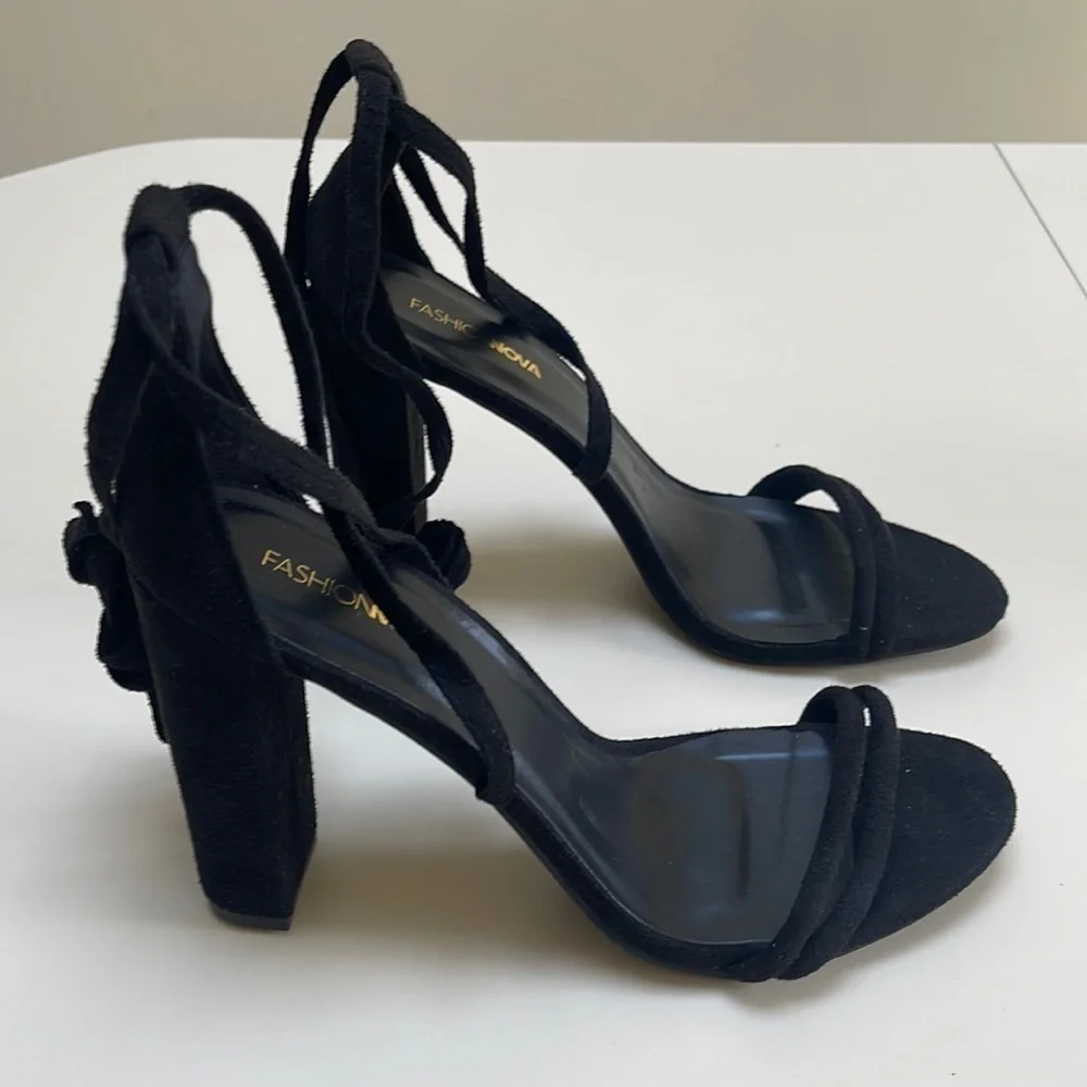 💜🤑 FASHION NOVA Whitney velvet Heels Size 10